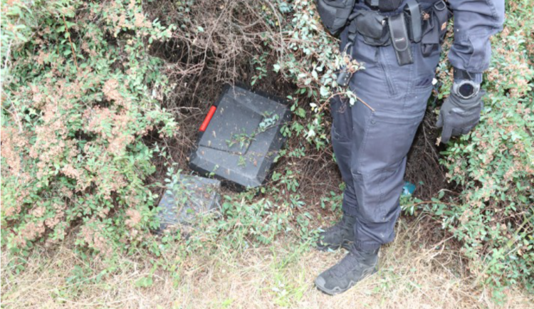 Dvě krádeže. Podezřelý schovával nářadí po parku, další tvrdil, že si jen prohlíží sklepy