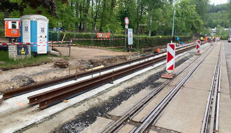 V Liberci pokračuje oprava trati u Horizontu, tramvaje jezdí, silnice je uzavřena