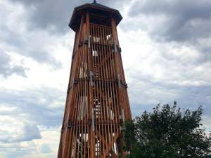 Na kopci Strážná se otevírá nová rozhledna. Jde o obnovní tradice, říká starostka Přemyslovic