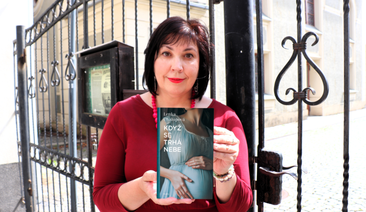 Přerovská spisovatelka Lenka Chalupová s novým románem Když se trhá nebe