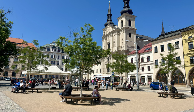 Na Březinkách, u soudu, na dopravním hřišti. Kde všude lidem v Jihlavě chybí lavičky?