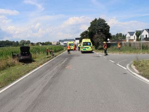 Tři zranění u Chomoutova. Seniorka přehlédla při odbočování další automobil, silnice byla uzavřená