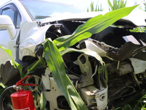 Tři zranění u Chomoutova. Seniorka přehlédla při odbočování auto, silnice byla uzavřená