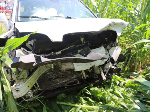 Tři zranění u Chomoutova. Seniorka přehlédla při odbočování další automobil, silnice byla uzavřená