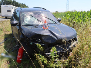Tři zranění u Chomoutova. Seniorka přehlédla při odbočování další automobil, silnice byla uzavřená