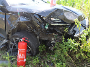 Tři zranění u Chomoutova. Seniorka přehlédla při odbočování další automobil, silnice byla uzavřená