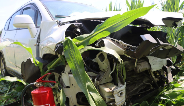 Tři zranění u Chomoutova. Seniorka přehlédla při odbočování další automobil, silnice byla uzavřená
