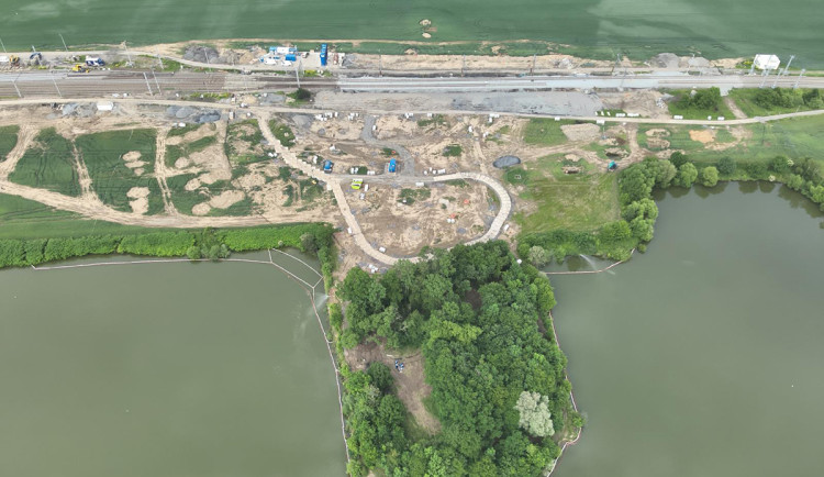 Část vodní plochy u místa únorové havárie vlaku s benzenem