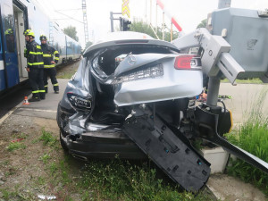Šofér s Mercedesem uvízl na přejezdu v Šumperku. Vlak luxusní vůz odhodil z kolejiště