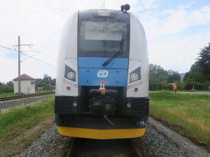 Šofér s Mercedesem uvízl na přejezdu v Šumperku. Vlak luxusní vůz odhodil z kolejiště