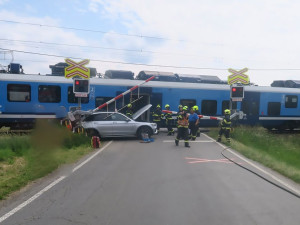 Šofér s Mercedesem uvízl na přejezdu v Šumperku. Vlak luxusní vůz odhodil z kolejiště