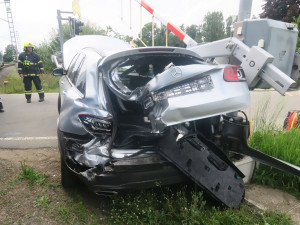 Šofér s Mercedesem uvízl na přejezdu v Šumperku. Vlak luxusní vůz odhodil z kolejiště
