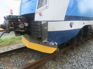 Šofér s Mercedesem uvízl na přejezdu v Šumperku. Vlak luxusní vůz odhodil z kolejiště