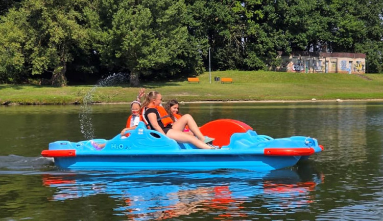 Hurá na Lagunu v Přerově. Po lanovce pro děti zde začaly fungovat vodní šlapadla