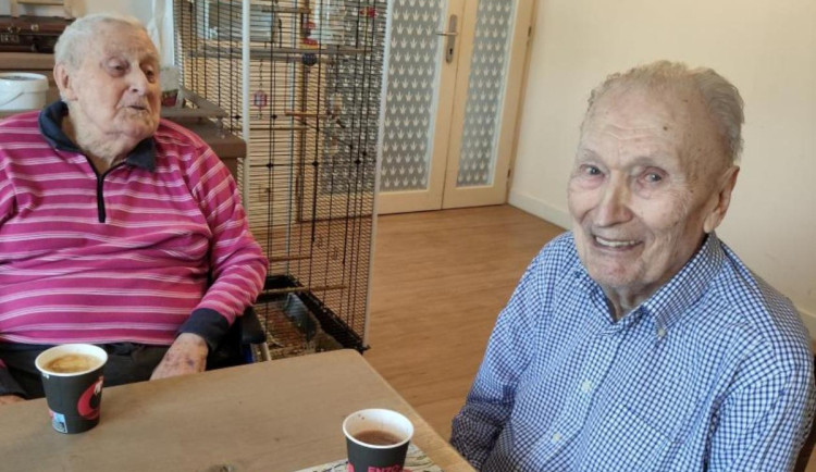Radost a emoce v domově seniorů. Profesor se po mnoha letech setkal se svým žákem