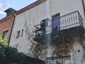 Měli jste dorazit před 75 lety, sdělila stařenka přerovským strážníkům, kteří ji z balkonu zachraňovali