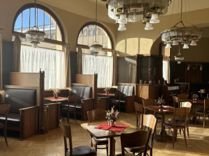 Konec experimentům. Národní dům v Prostějově provozuje soukromník, už otevřel zahrádku