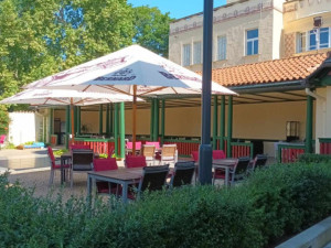 Konec experimentům. Národní dům v Prostějově provozuje soukromník, už otevřel zahrádku