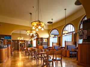 Konec experimentům. Národní dům v Prostějově provozuje soukromník, už otevřel zahrádku