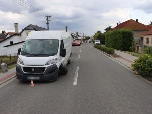 Moucha otravovala řidič, až se v Pňovicích srazil se dvěma vozy. Škoda je 300 tisíc korun