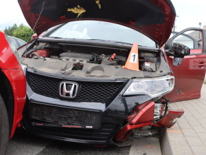 Moucha otravovala řidiče, až se v Pňovicích srazil se dvěma vozy. Škoda je 300 tisíc korun