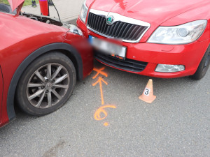 Moucha otravovala řidič, až se v Pňovicích srazil se dvěma vozy. Škoda je 300 tisíc korun