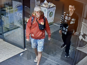 Kvůli krádeži jízdního kola policisté pátrají po dvou mužích, které zachytila kamera