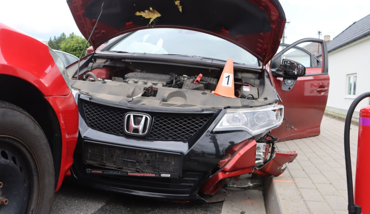 Moucha otravovala řidič, až se v Pňovicích srazil se dvěma vozy. Škoda je 300 tisíc korun