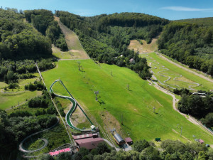 Lanovkou za kuličkodráhami. Hrubá Voda nově láká na trendy atrakci i poznávání přírody