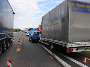 Řetězová nehoda zkomplikovala provoz na D35 u Litovle, řidič dodávky nedobrzdil ve zúžení