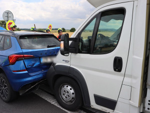 Řetězová nehoda zkomplikovala provoz na D35 u Litovle, řidič dodávky nedobrzdil ve zúžení