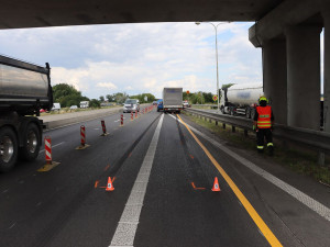 Řetězová nehoda zkomplikovala provoz na D35 u Litovle, řidič dodávky nedobrzdil ve zúžení