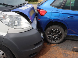 Řetězová nehoda zkomplikovala provoz na D35 u Litovle, řidič dodávky nedobrzdil ve zúžení