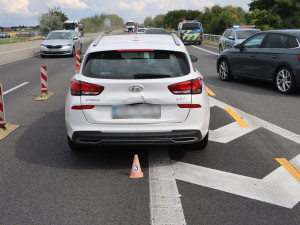 Řetězová nehoda zkomplikovala provoz na D35 u Litovle, řidič dodávky nedobrzdil ve zúžení