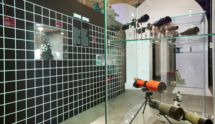 Výstava přístrojů z produkce Meopty v olomouckém vlastivědném muzeu v roce 2018 - ilustrační foto