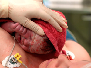 Miminko si maminka vytáhla sama. Denisa v šumperské porodnici prožila laskavý císařský řez