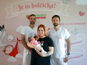 Miminko si maminka vytáhla sama. Denisa v šumperské porodnici prožila laskavý císařský řez