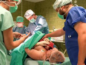 Novorozence si maminka vytáhla sama. Denisa v šumperské porodnici prožila laskavý císařský řez