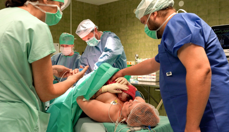 Miminko si maminka vytáhla sama. Denisa v šumperské porodnici prožila laskavý císařský řez