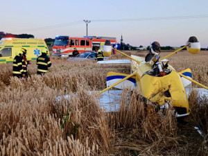 U Nového Malína spadlo malé letadlo. Piloti vyvázli pouze s oděrkami