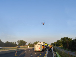 Hromadná nehoda zablokovala D35 u Litovle, u dálnice přistál záchranářský vrtulník