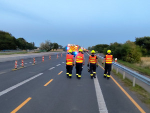 Hromadná nehoda zablokovala D35 u Litovle, u dálnice přistál záchranářský vrtulník