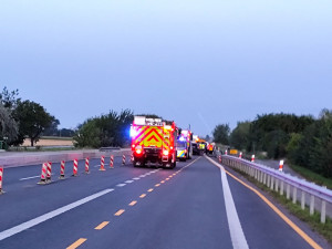 Hromadná nehoda zablokovala D35 u Litovle, u dálnice přistál záchranářský vrtulník