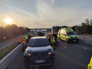 Hromadná nehoda zablokovala D35 u Litovle, u dálnice přistál záchranářský vrtulník