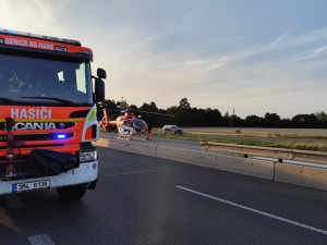 Hromadná nehoda zablokovala D35 u Litovle, u dálnice přistál záchranářský vrtulník