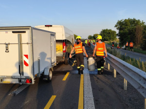 Hromadná nehoda zablokovala D35 u Litovle, u dálnice přistál záchranářský vrtulník