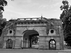 VIDEO: Olomoučan zbavil čmáranic historickou Terezskou bránu. Na povolení čekal dva roky