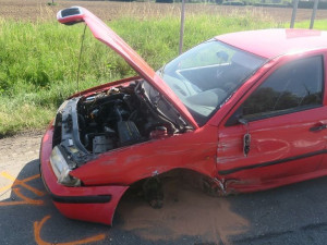 Řidič v Mohelnici utrhl kolo, které odletělo a narazilo do protijedoucího vozu. Od nehody utekl
