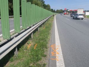 Řidič v Mohelnici utrhl kolo, které odletělo a narazilo do protijedoucího vozu. Od nehody utekl