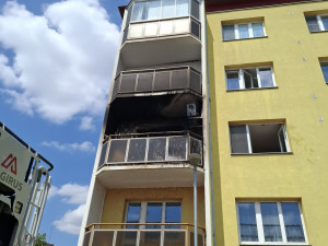 Na Šárce v Prostějově hořely dva balkony. Majitel bytu se popálil